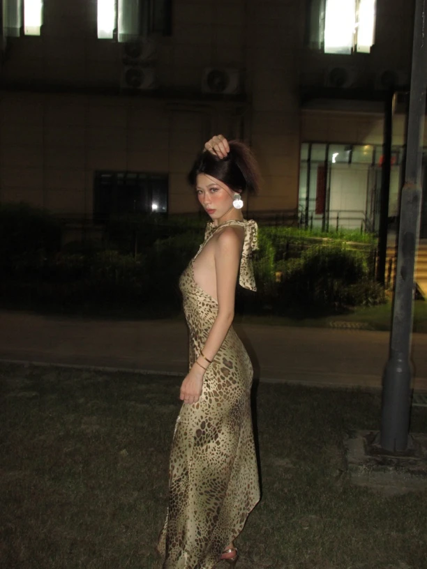 BTH时尚豹纹挂脖露背不规则设计感修身包臀夏季连衣裙长款