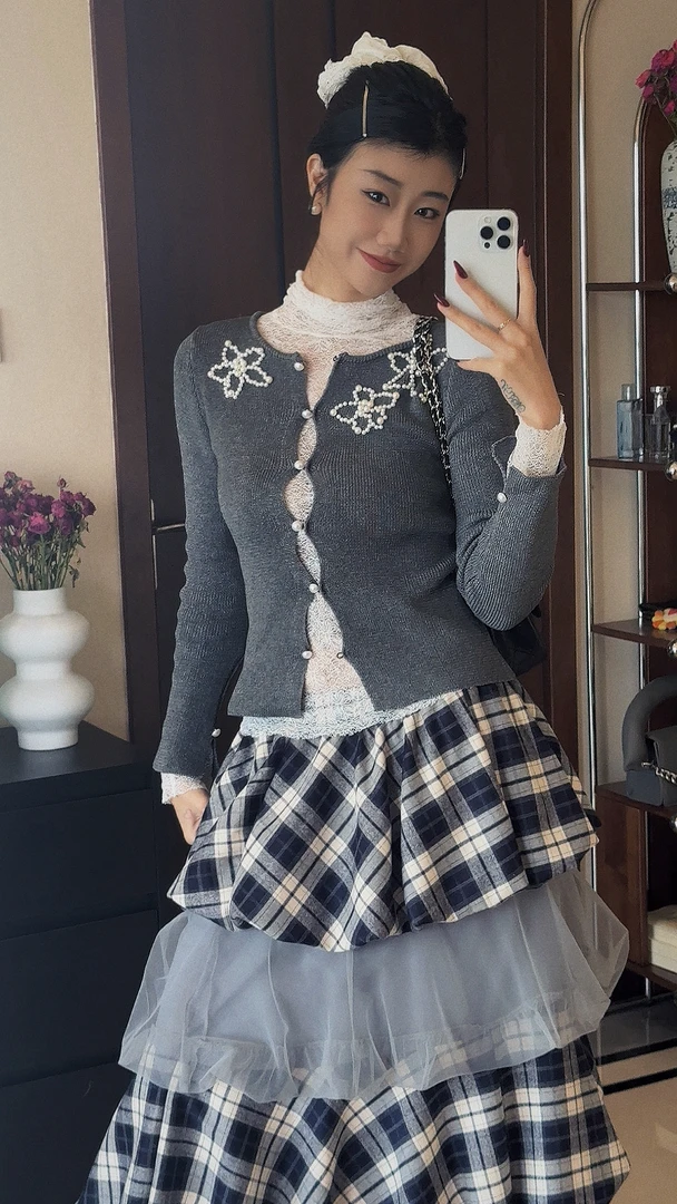 灰色珍珠花朵针织开衫女2025春秋新款高级感修身显瘦长袖开衫外套