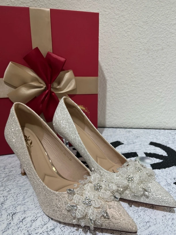 2025新款香槟色新娘尖头法式春季婚鞋女秀禾婚纱两穿高跟单鞋