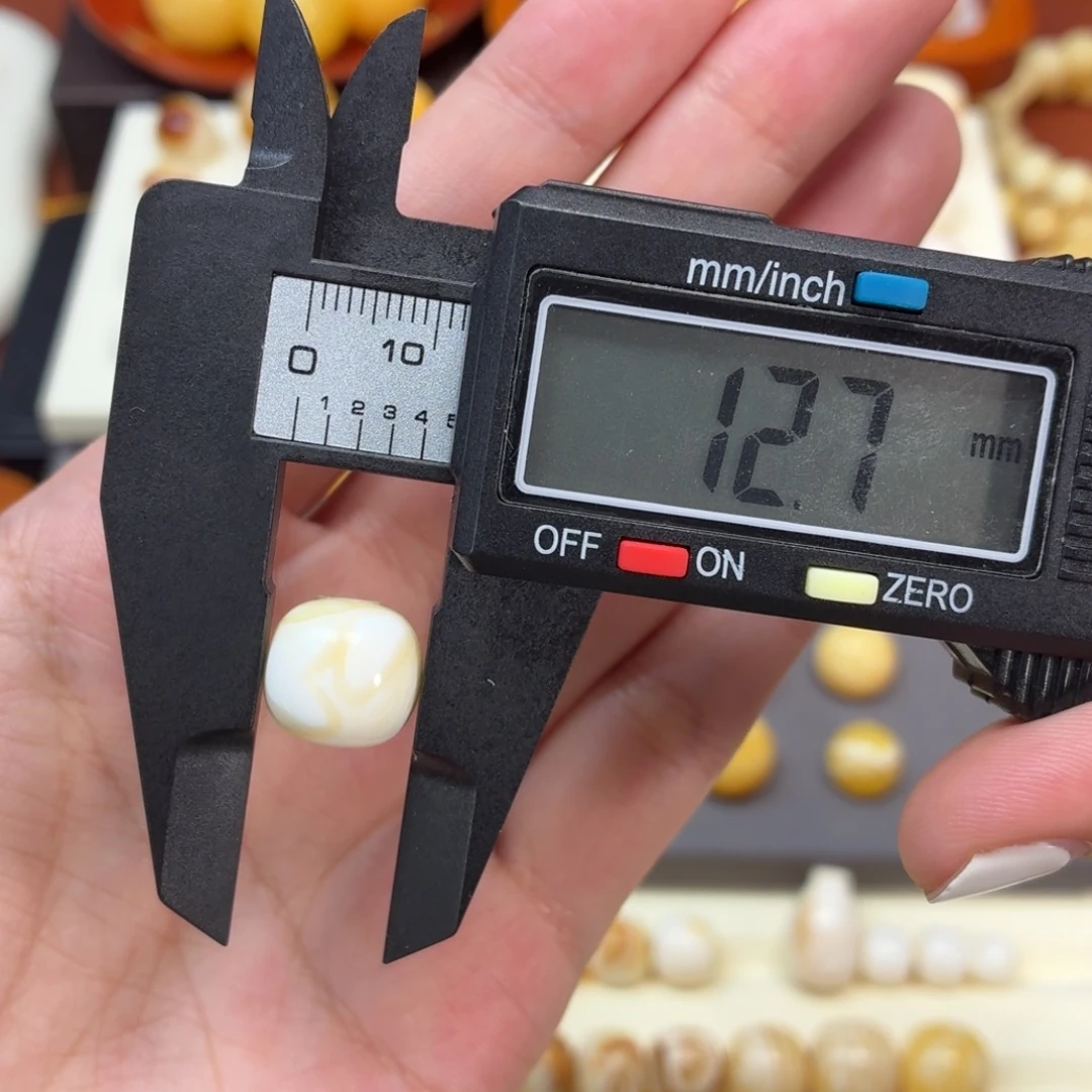 琥珀未镶嵌珠宝奇石乌料瓷白蝴蝶老型12.7mm