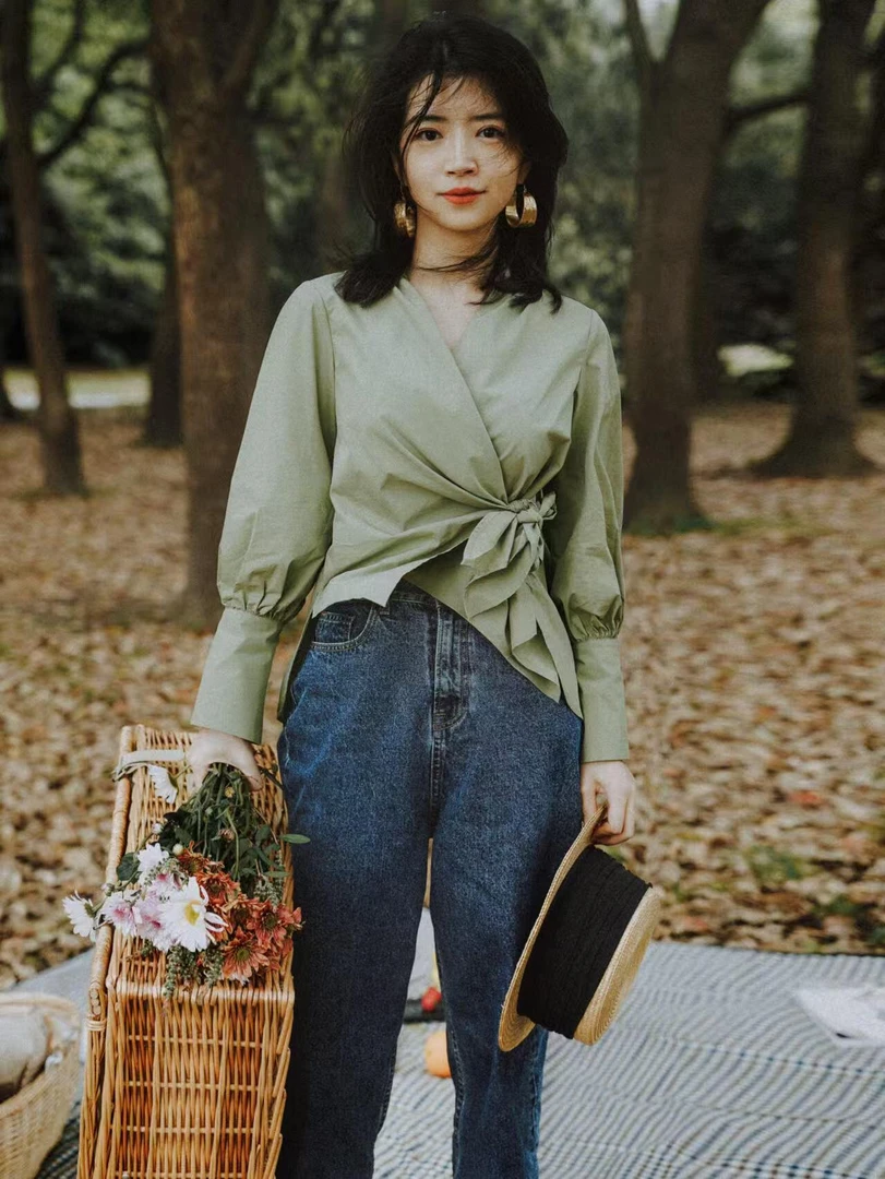 2025早春新款时尚v领设计简约通勤系带不规则正肩衬衫百搭牛仔裤