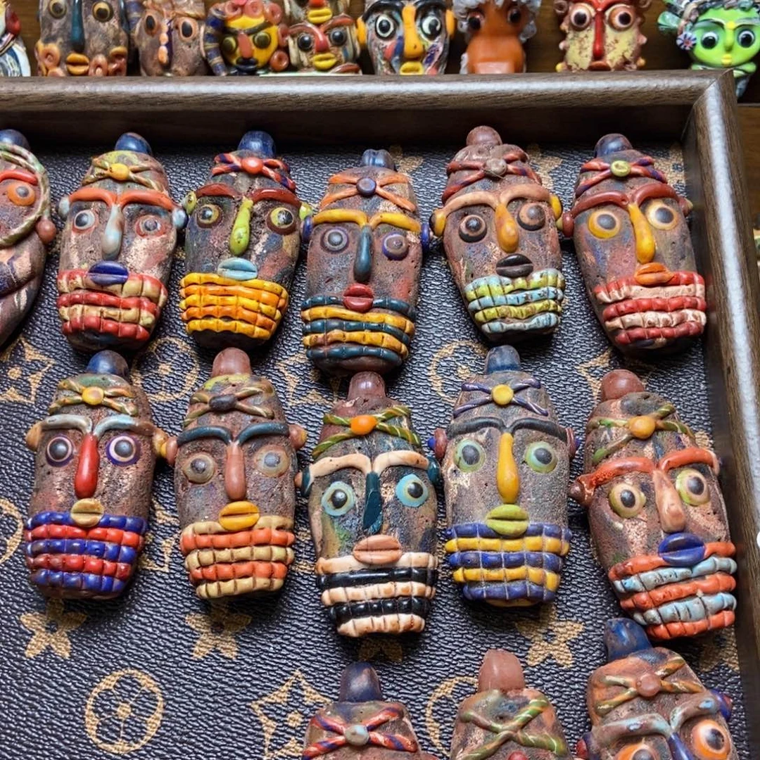 颈饰琉璃彩色老娃