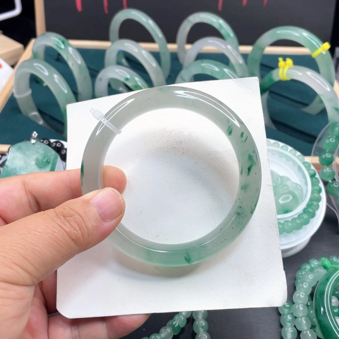 尘***缘未镶嵌手镯石英质玉