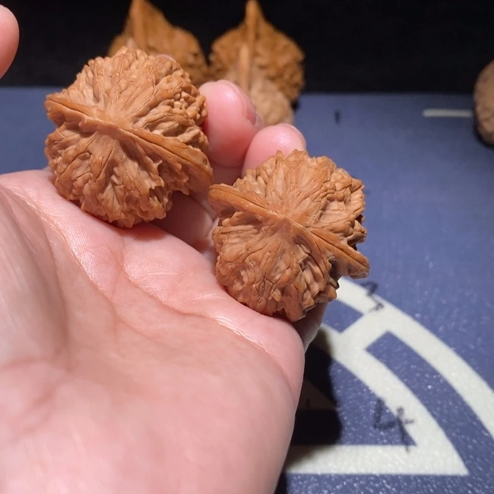 文玩核桃吊坠血灯笼
