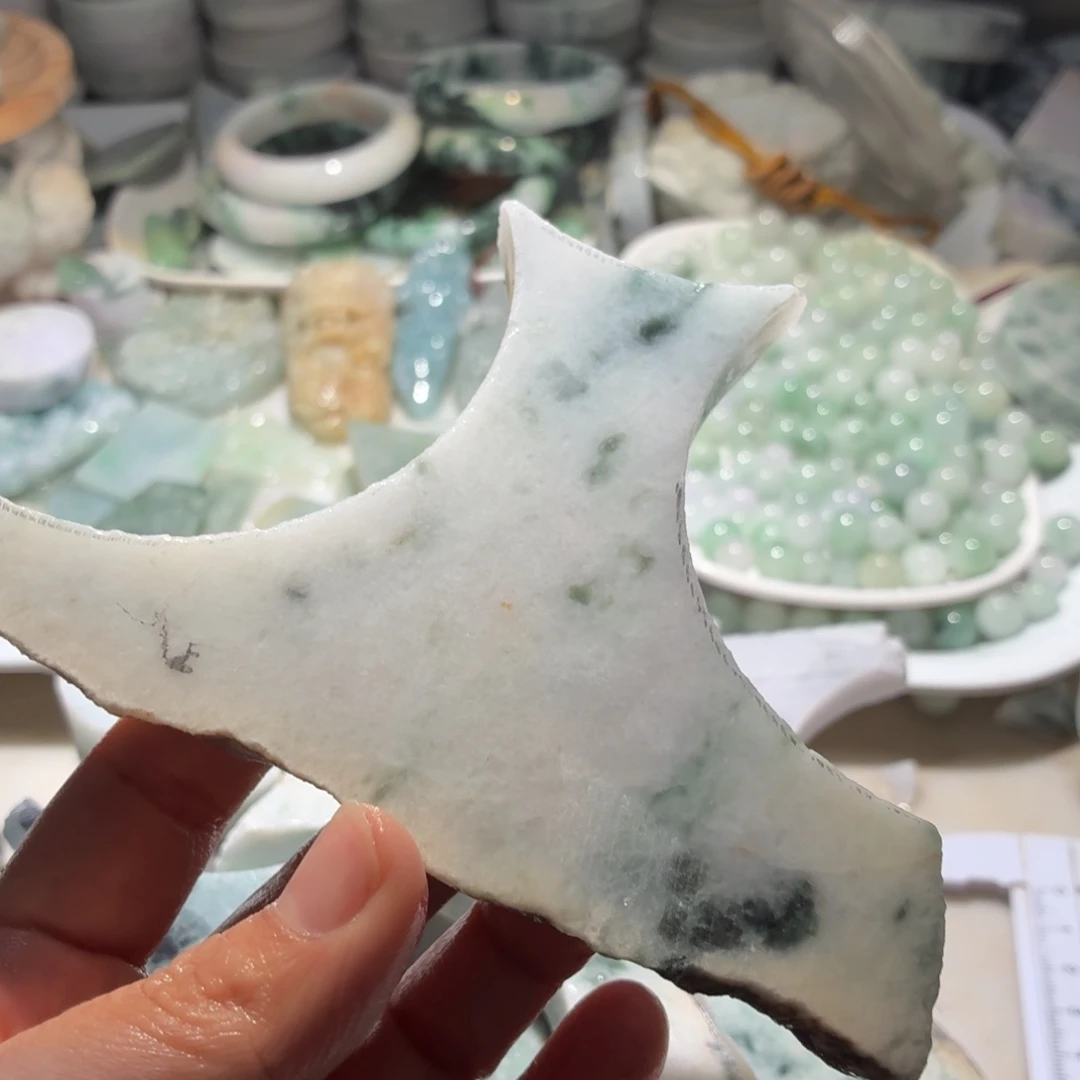 翡翠未镶嵌颈饰边角料