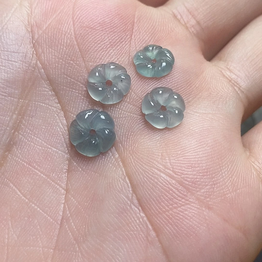 翡翠未镶嵌吊坠(不含链)是****客