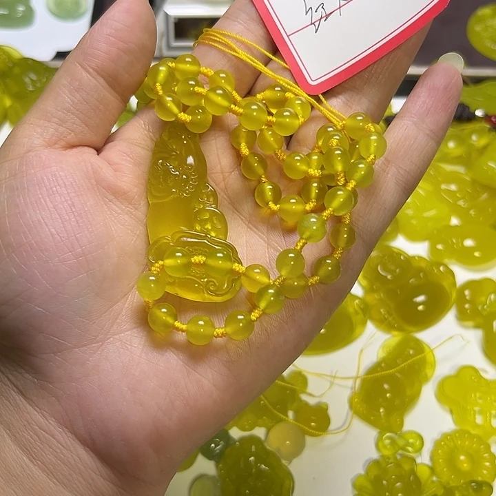 红****未镶嵌蛇纹石玉颈饰