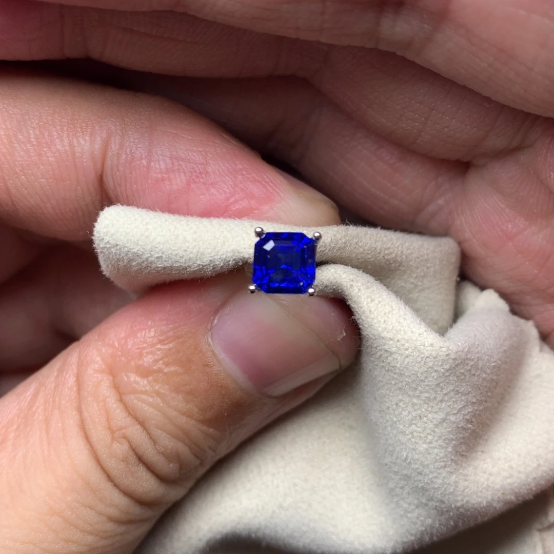 蓝宝石耳饰18K金镶嵌?****?1.45克拉皇家蓝耳钉