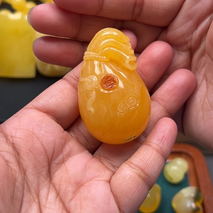 琥珀未镶嵌珠宝奇石M86号鸡油红妖花