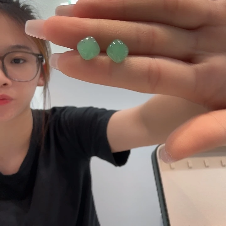石英质玉（非洲翠）未镶嵌耳钉