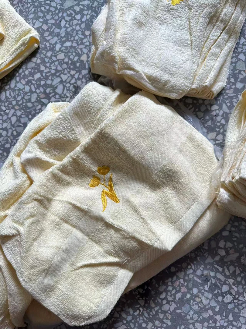 《兵哥外贸》3楼32×68浅黄色郁金香绣花款全棉毛巾 发5条 微瑕疵