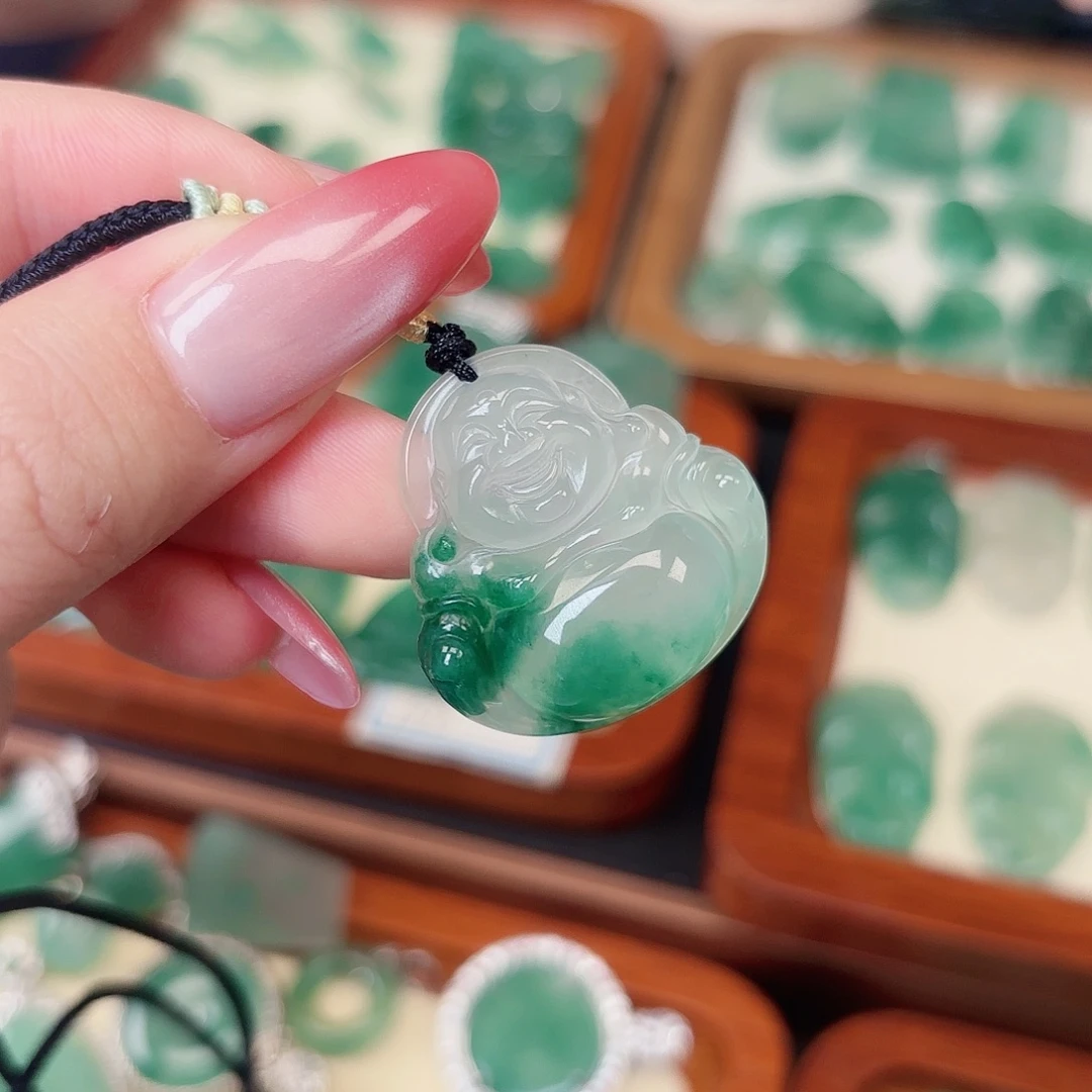 颈饰未镶嵌石英质玉（非洲翠）