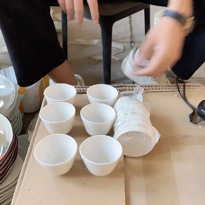 纯白酒杯12个破损包赔不补发介意勿拍