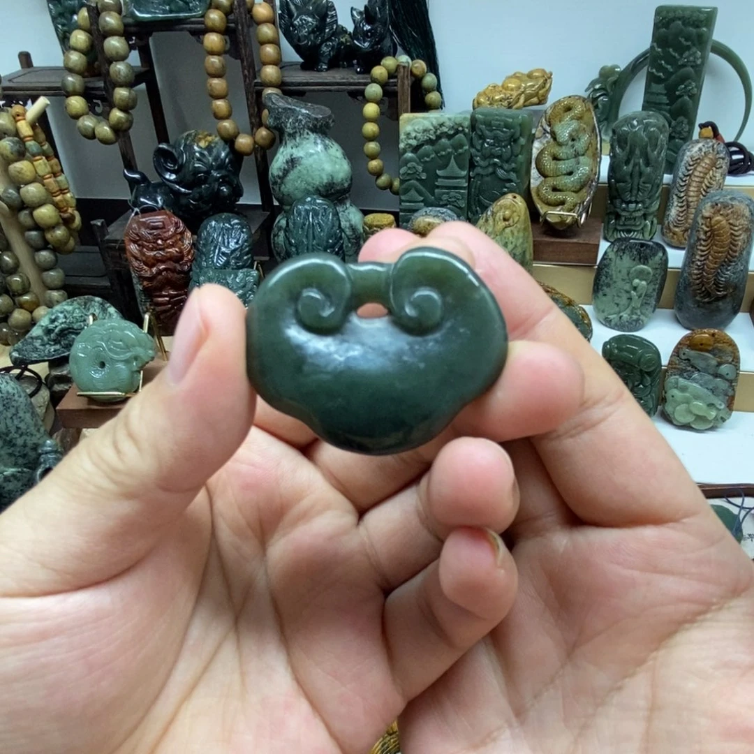 未镶嵌岫岩河磨玉（透闪石质玉）挂件
