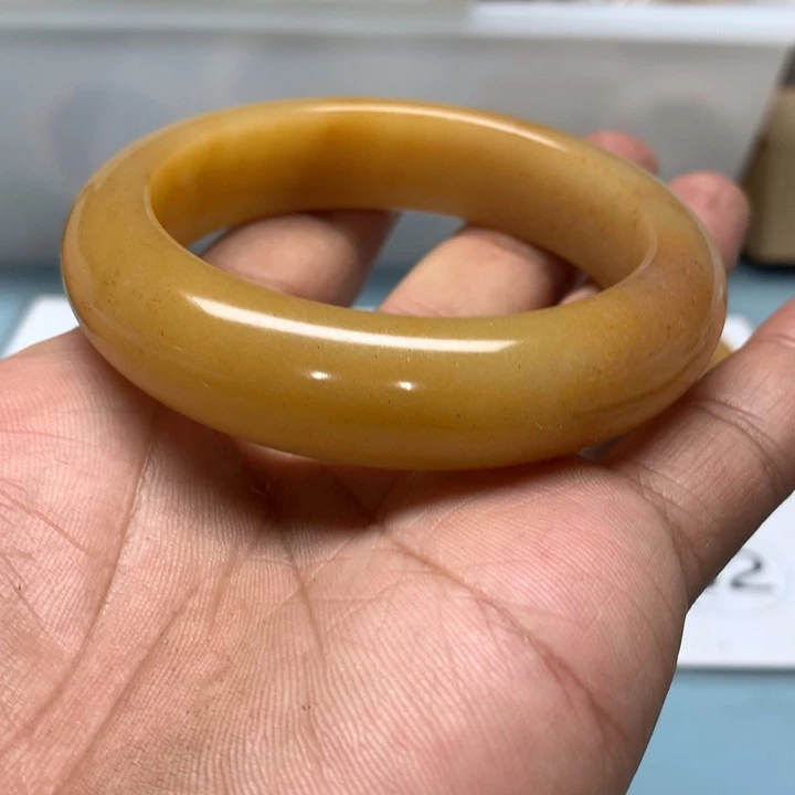 樱***茶石英质玉（黄龙玉）合金颈饰