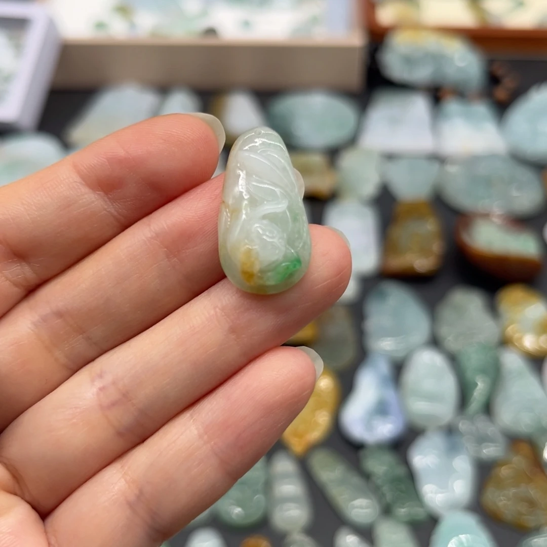 翡翠未镶嵌颈饰莲花鱼