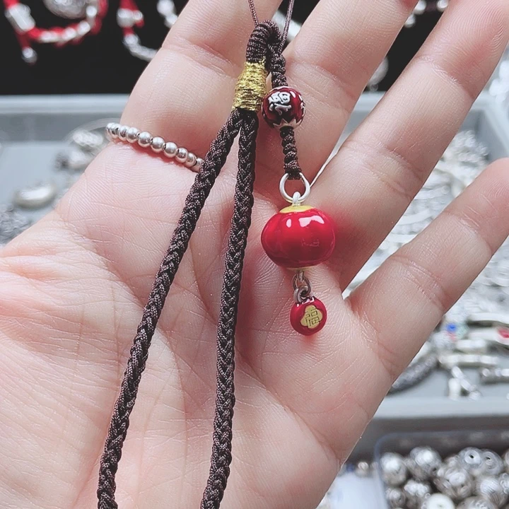银银饰配件搭配咖色绳子编织手机挂红色灯笼款