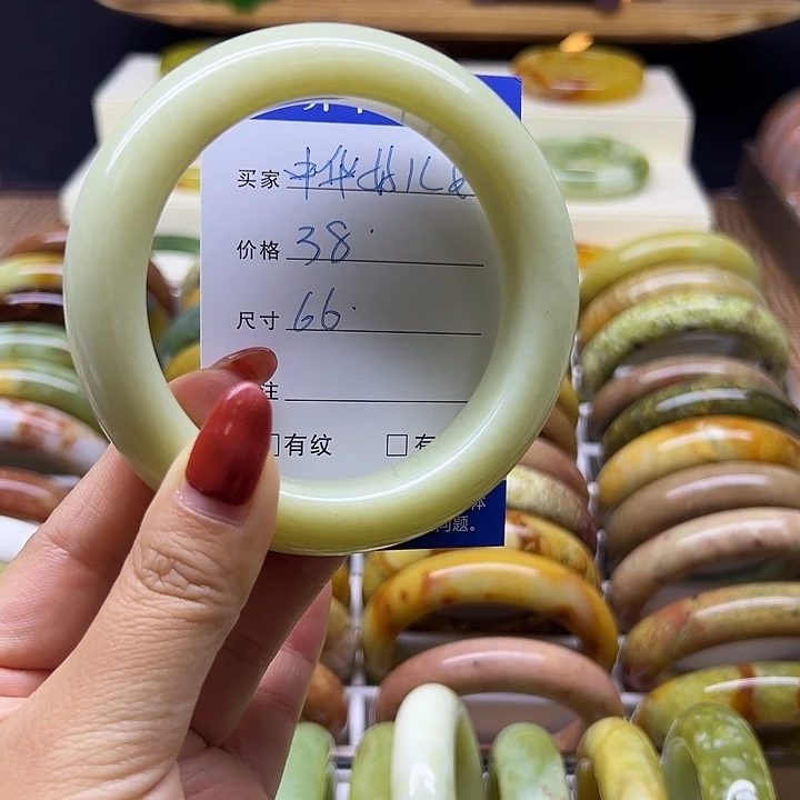 中***女岫玉未镶嵌手镯岫