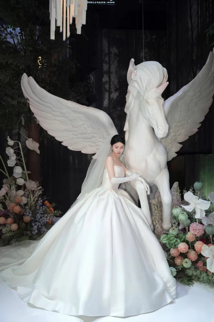 暮光深处缎面婚纱