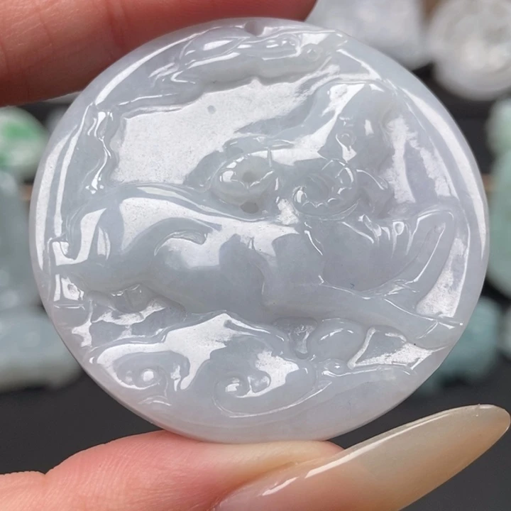 翡翠未镶嵌颈饰牛