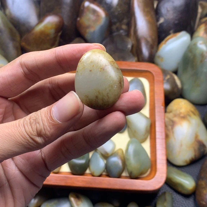 集***》和田玉未镶嵌颈饰