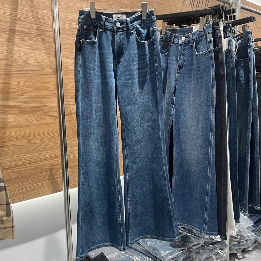 显瘦秋季女款直筒微喇牛仔裤MV。三衣、高品