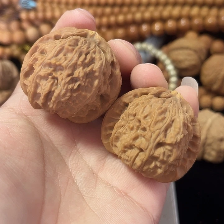 把件文玩核桃40左右白狮子，瑕疵练手对，编号022