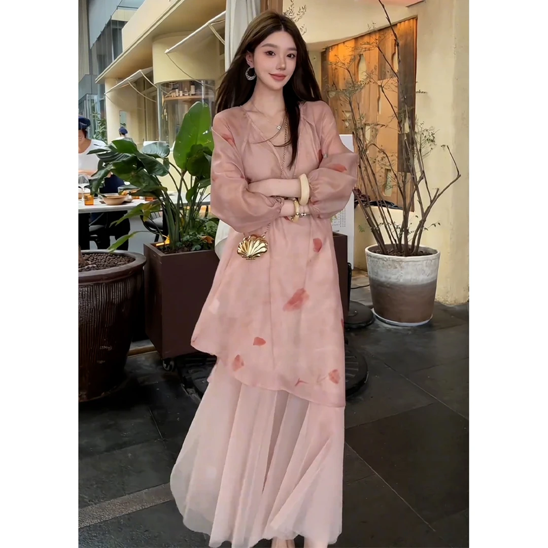 2025早秋新款今年流行巨好看的小众法式气质高级感粉色长袖连衣裙