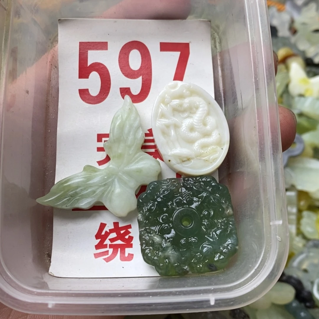 蛇纹石玉挂坠未镶嵌