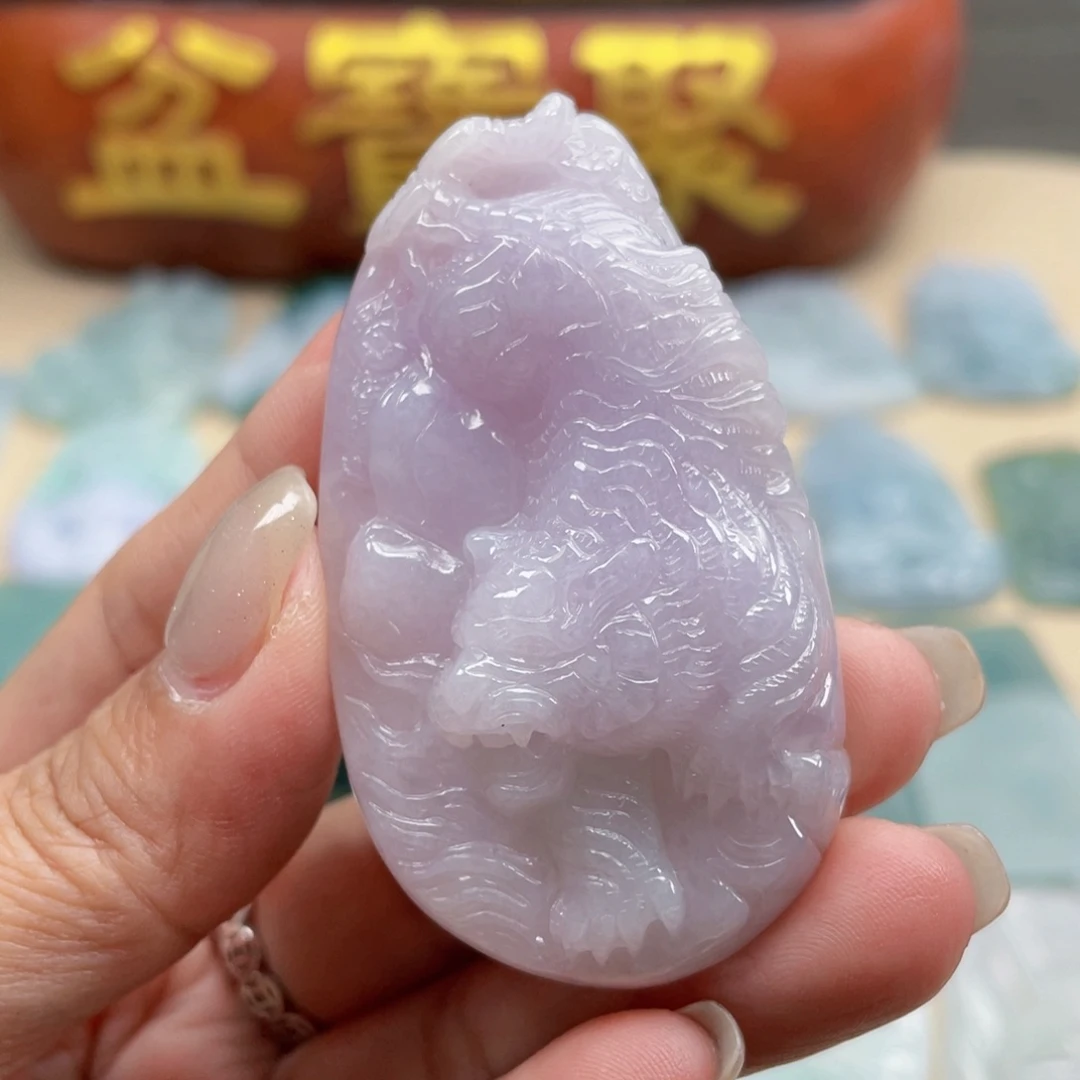 翡翠未镶嵌颈饰虎牌
