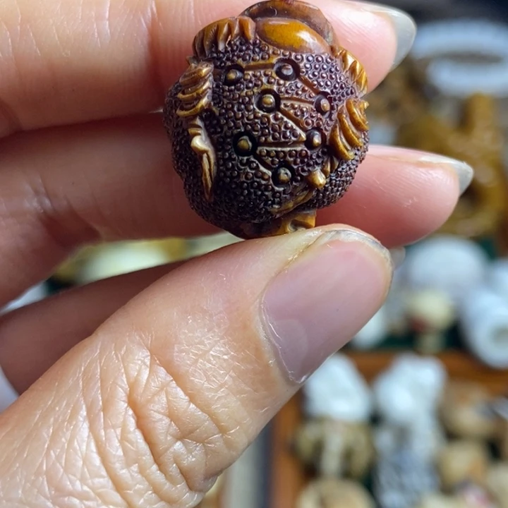配饰鹿角雕刻一个chu