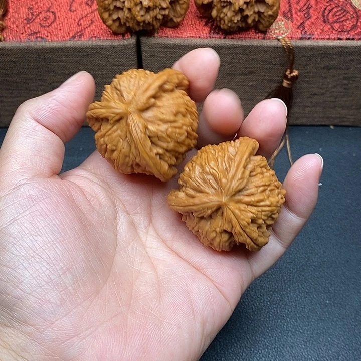 7***1文玩核桃把件白奔