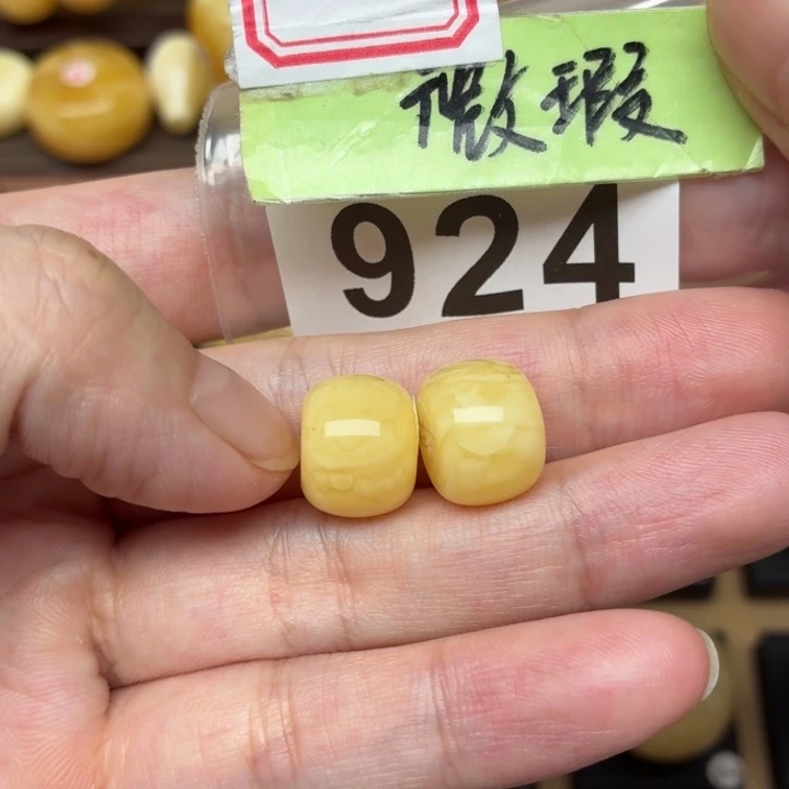 小****蜜蜡未镶嵌裸石蜜蜡13+