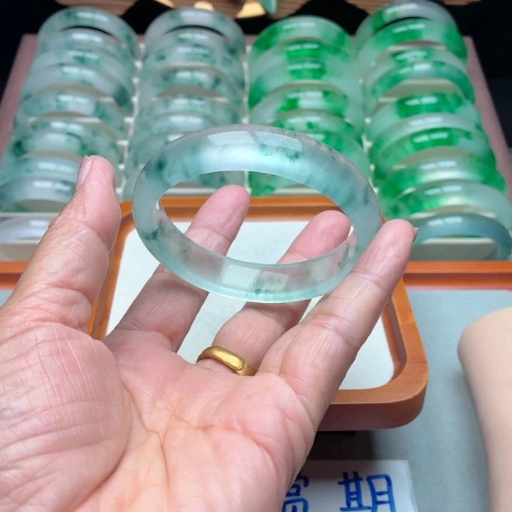 宁***宁石英质玉未镶嵌手镯