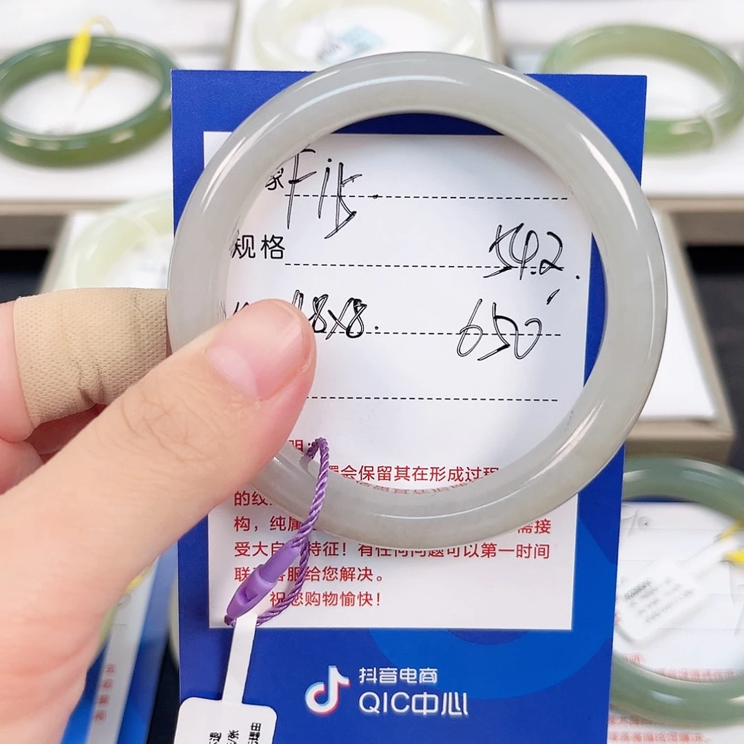 心***始和田玉未镶嵌手镯