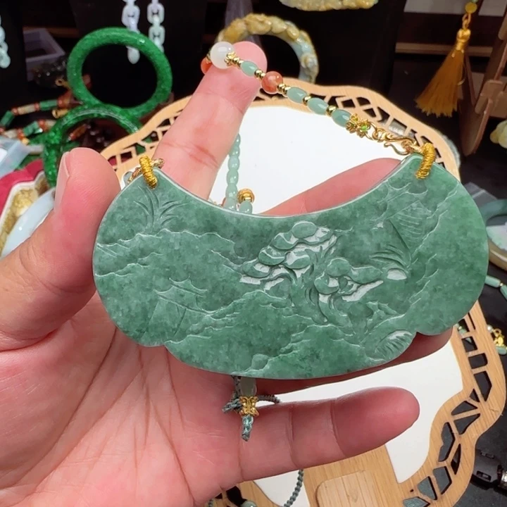 翡翠未镶嵌颈饰国风