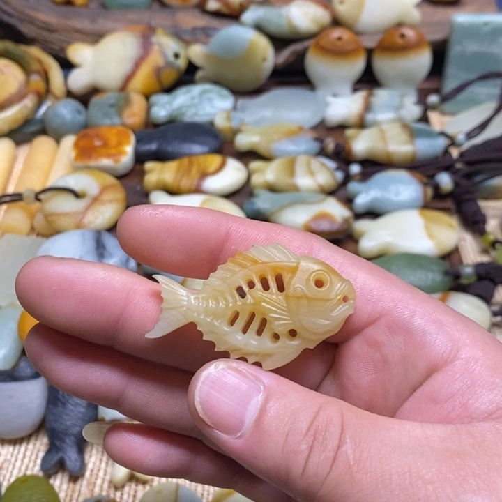 猫***亚蛇纹石玉未镶嵌颈饰