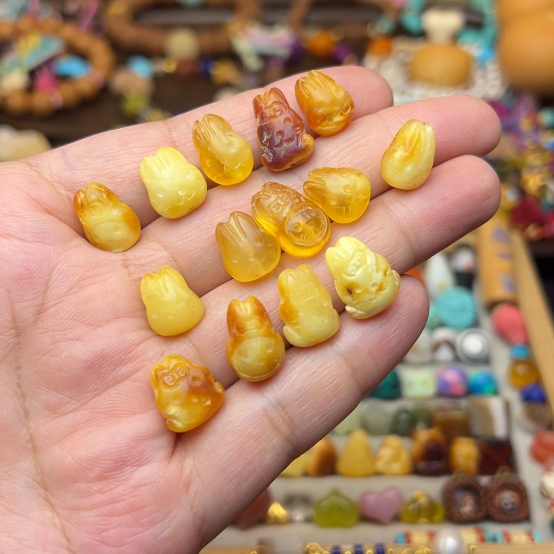 蜜蜡未镶嵌裸石小兔发一颗