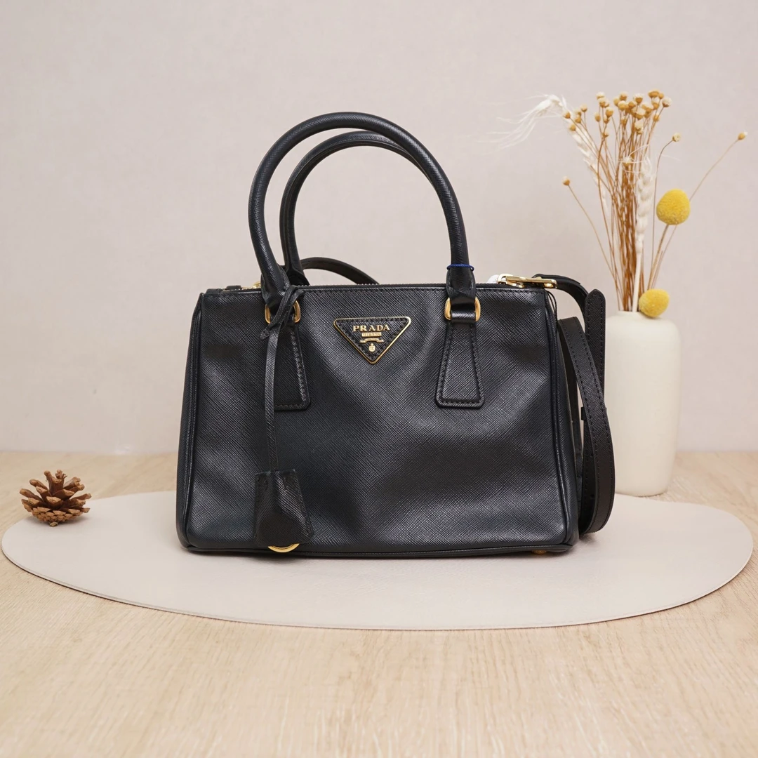 95新 Prada/普拉达   杀手包黑色黑金小号小号牛皮/DS037739