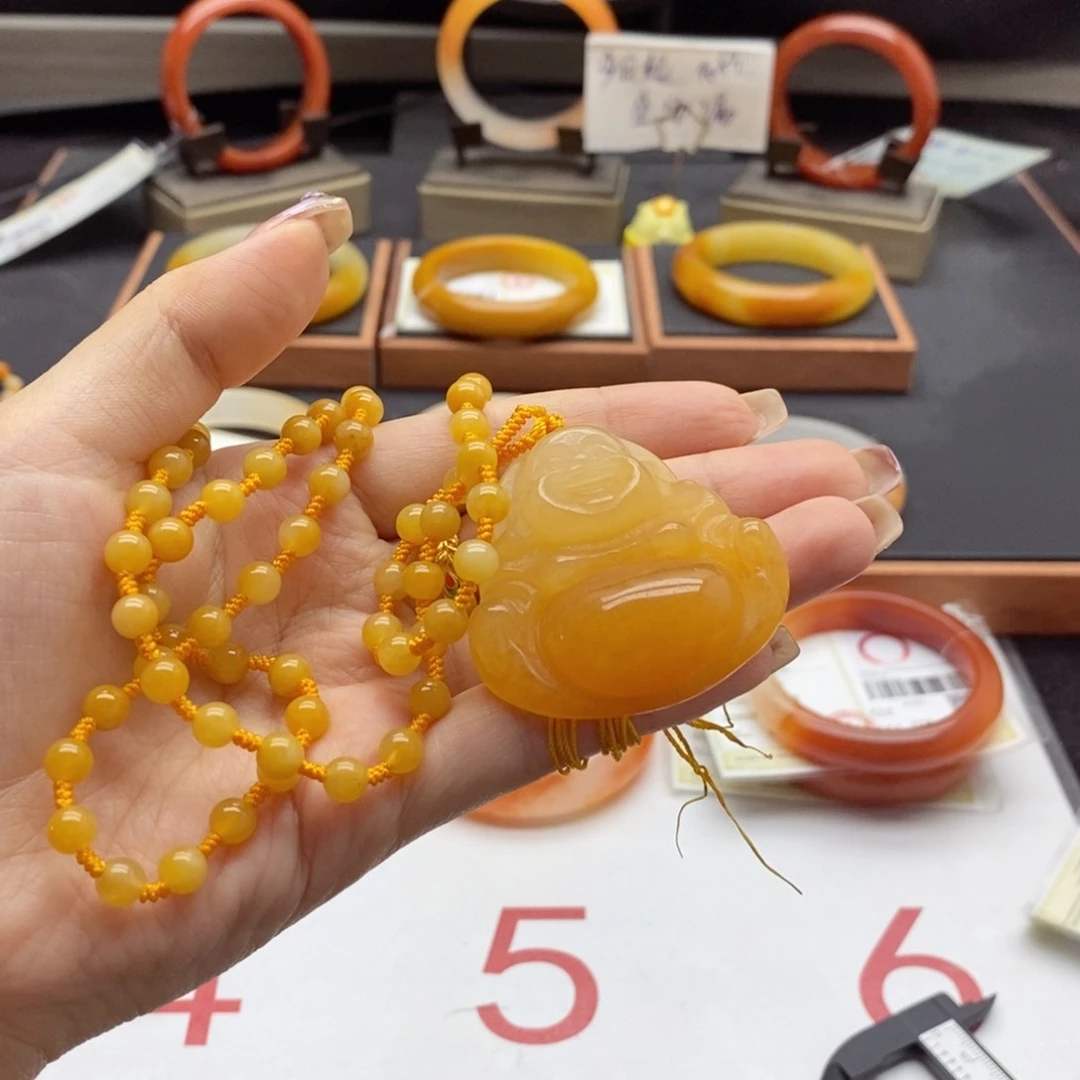 行***贝石英质玉（黄龙玉）未镶嵌吊坠