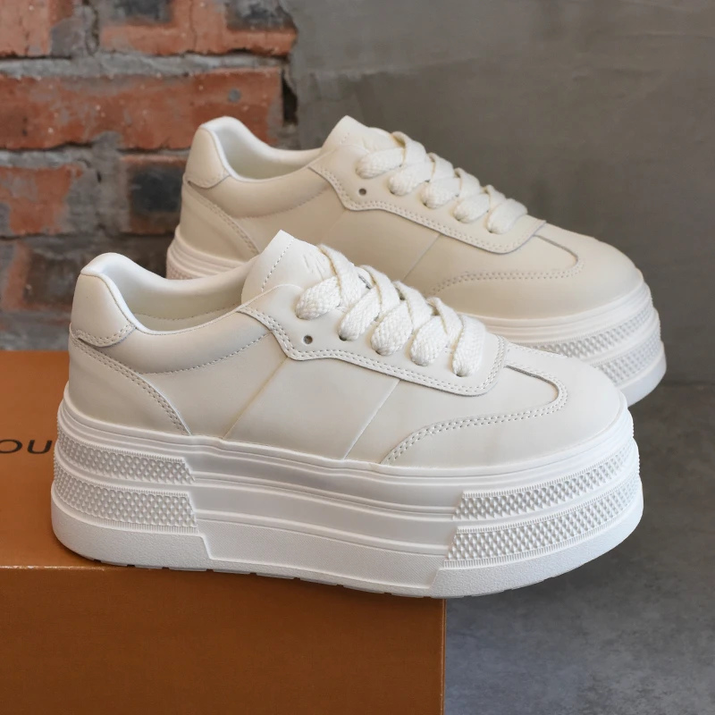 umumni/优慕妮2025春季新款厚底增高休闲板鞋女小个子百搭面包鞋