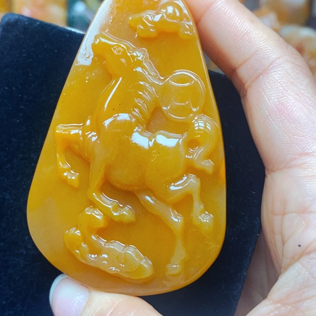 未镶嵌石英质玉（黄龙玉）颈饰