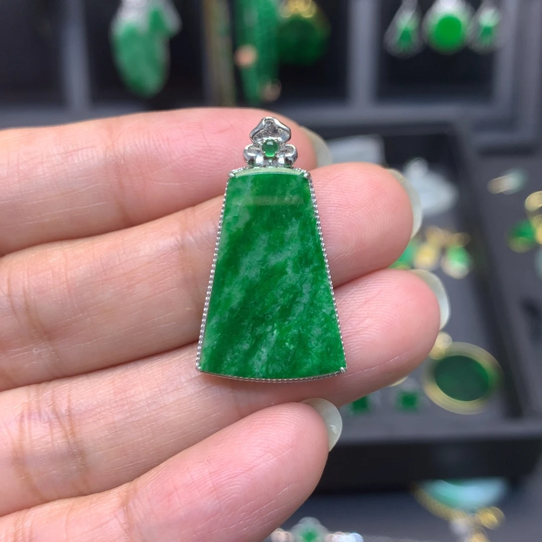 翡翠18K金镶嵌颈饰有纹