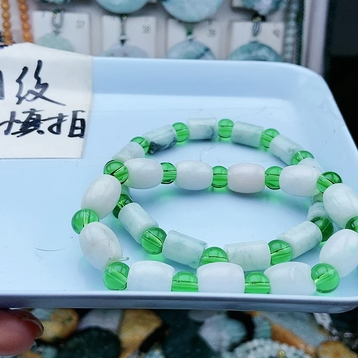 颈饰足铂镶嵌翡翠翡翠
