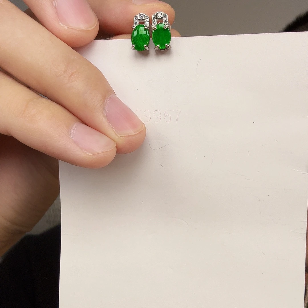 翡翠未镶嵌颈饰一对