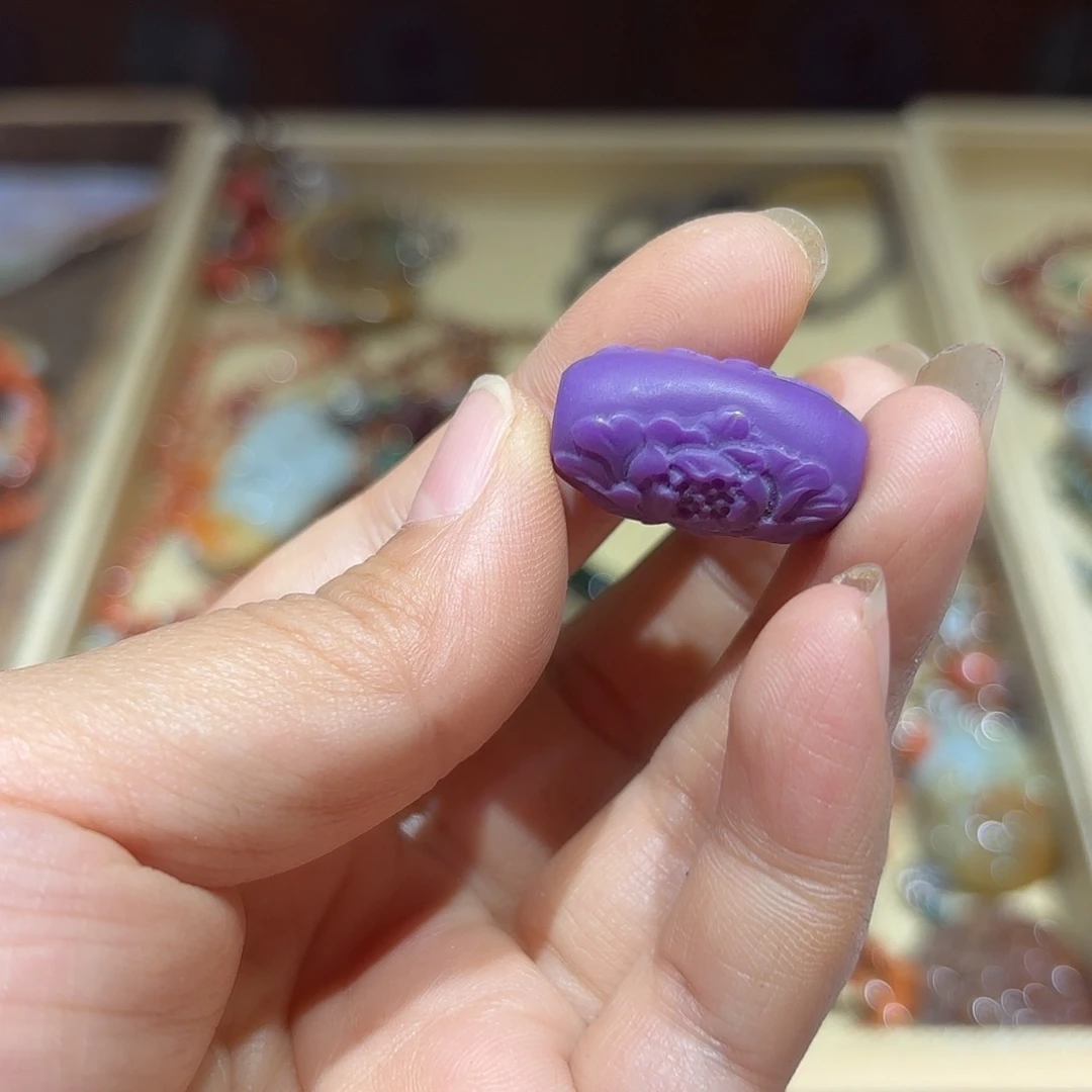 翡翠未镶嵌颈饰时**作原创