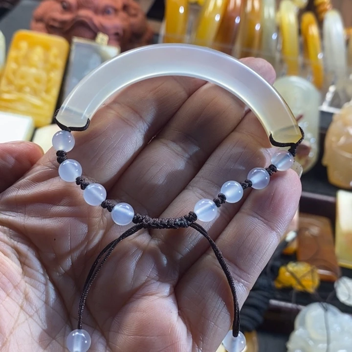 石英质玉（黄龙玉）未镶嵌颈饰