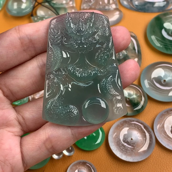 颈饰未镶嵌翡翠…..