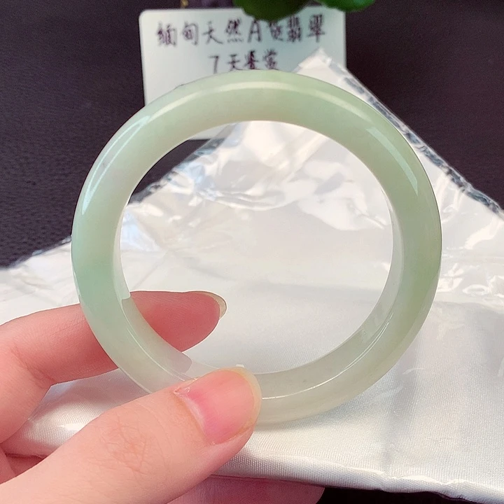 翡翠手镯未镶嵌翡翠