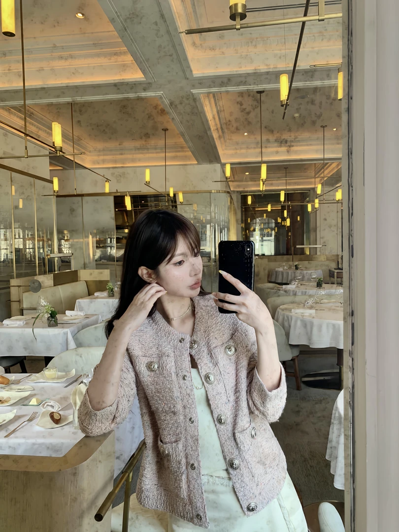 粉嫩垫肩高级感针织开衫+低胸V领挂脖上衣+不规则流苏边半身裙